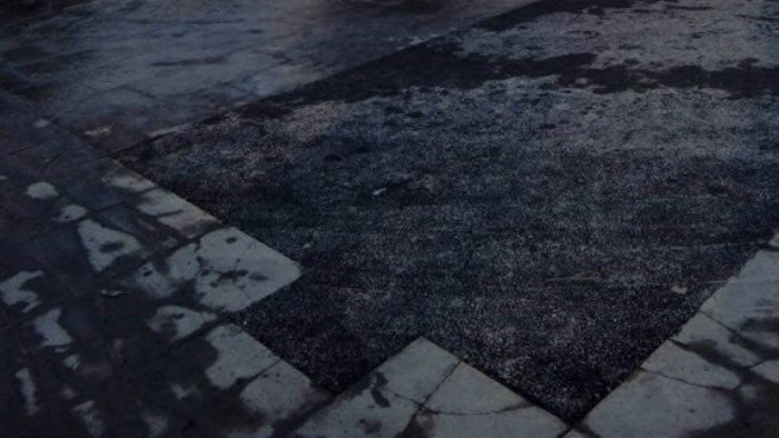 Brza popravka kamenih kocki ispred Hrama pred doček Putina (VIDEO) 1