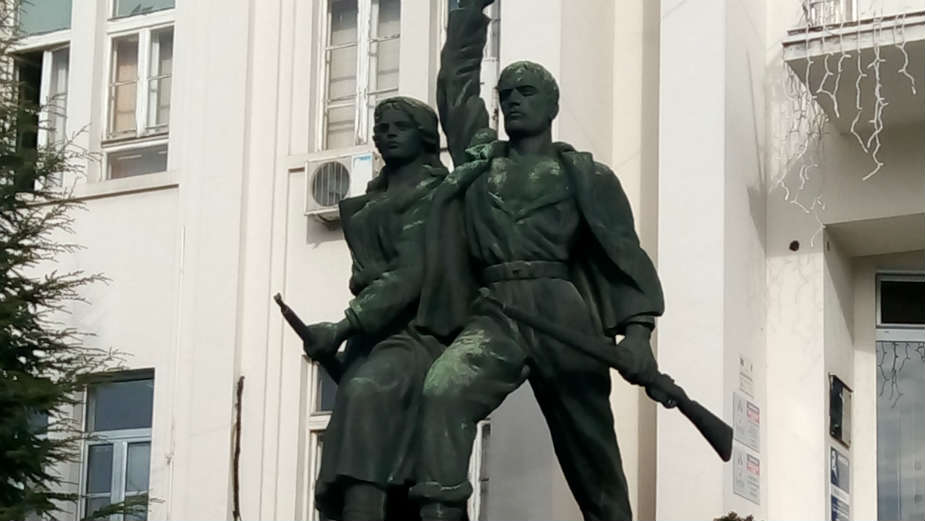 Spomenici jesu novi, ali nisu istim ličnostima 1 Spomenici jesu novi, ali nisu istim ličnostima 1