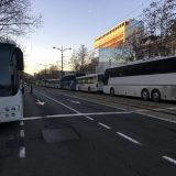 Kolona autobusa kreće iz Vranja na Vučićev miting u Niš 3