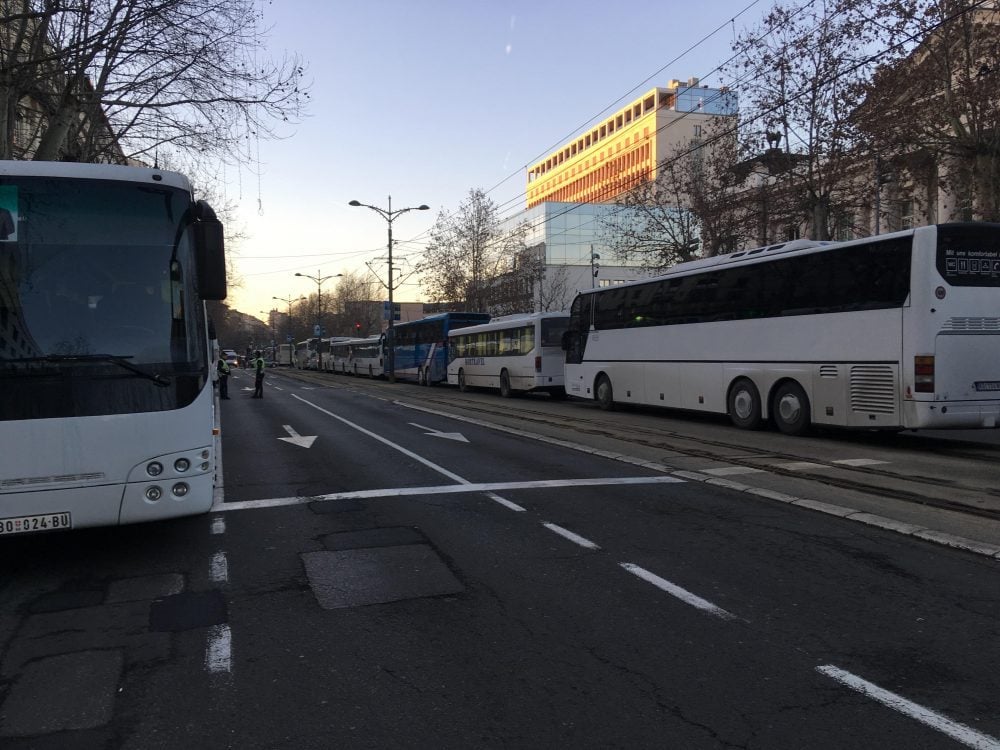 Kolona autobusa kreće iz Vranja na Vučićev miting u Niš 1