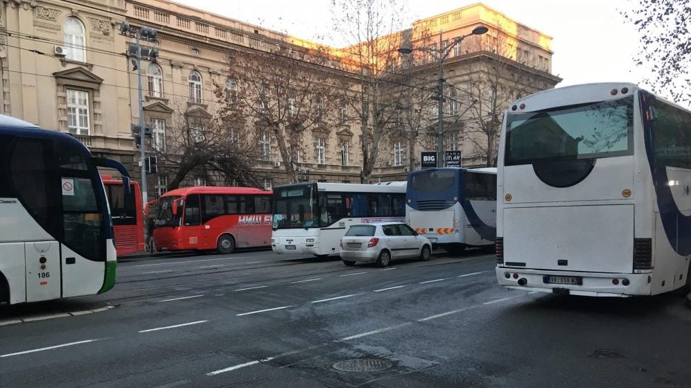 Autobusi sa simpatizerima SNS iz cele Srbije krenuli na miting u Beogradu 1