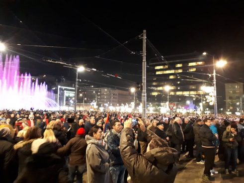 Ispred Hrama veliki broj građana na skupu podrške Putinu (FOTO) 6