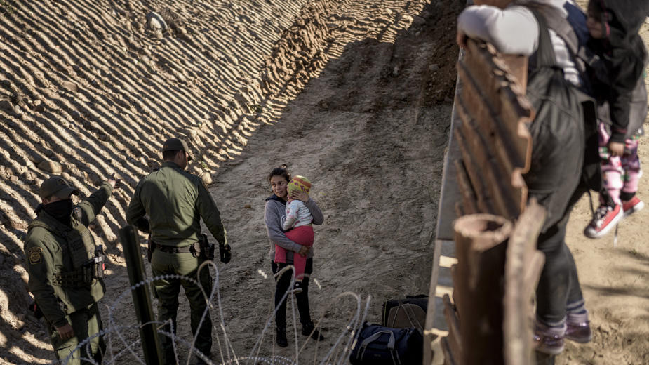 SAD bacale suzavac na migrante kako bi ih sprečile da pređu granicu 1