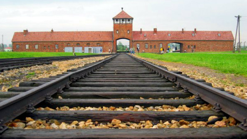 Belorusi kažnjeni zatvorom za bizarni performans ispred Aušvica 1