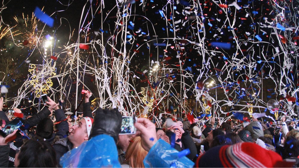 Desetak hiljada ljudi dočekalo Novu godinu u Beogradu (FOTO) 1
