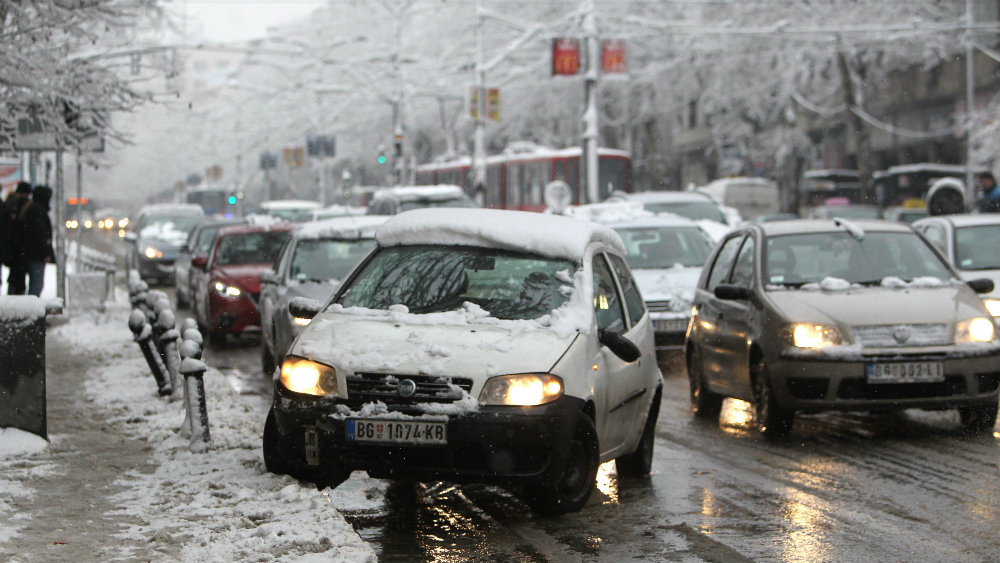 AMSS: Oprezna vožnja zbog ugaženog snega i moguće poledice 1