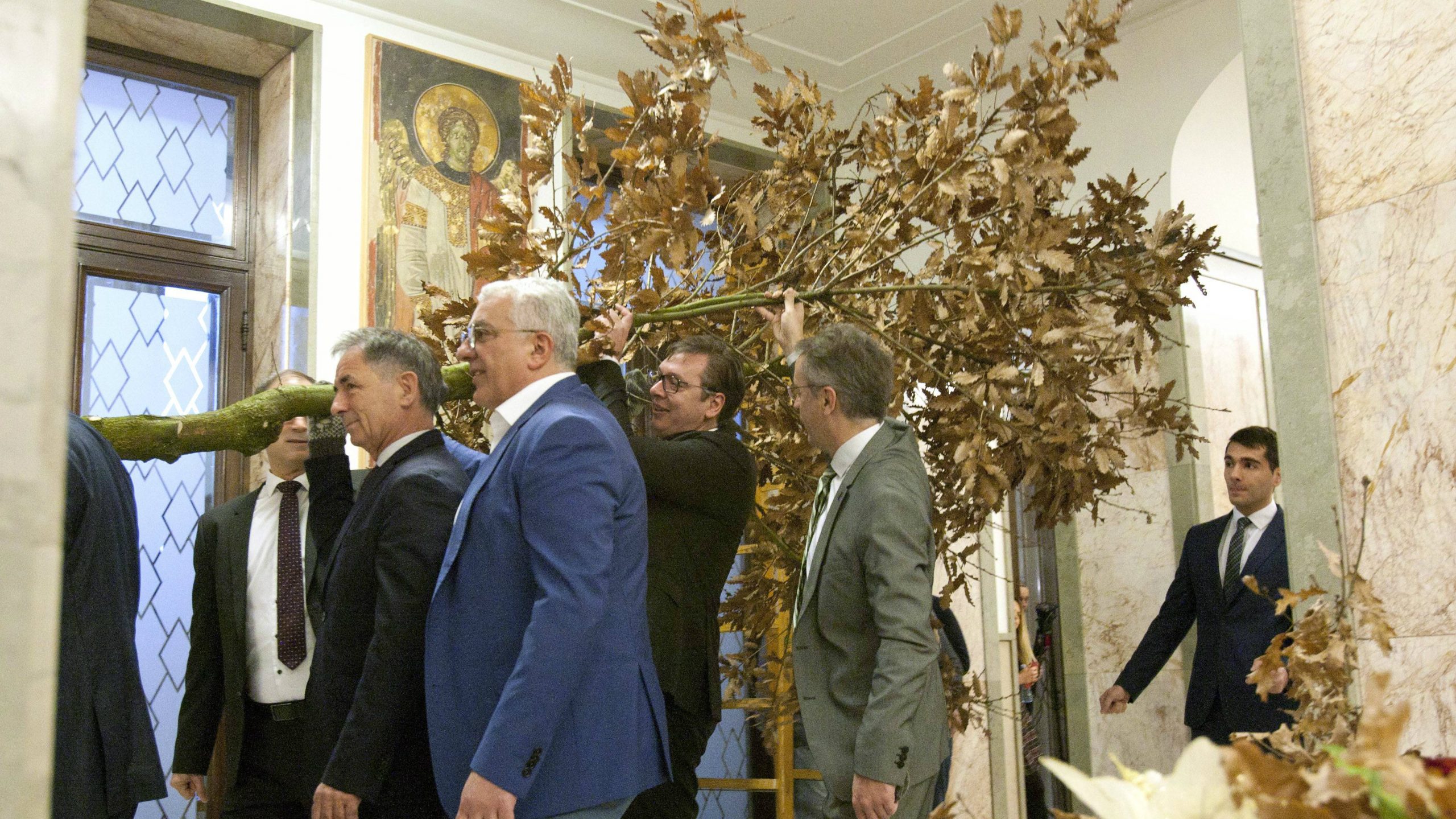 Vučić uneo badnjak u Predsedništvo i građanima čestitao Božić 1