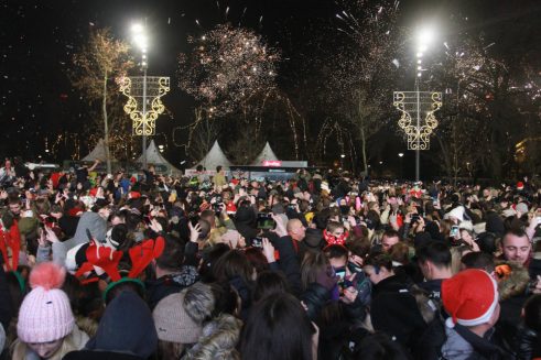 Desetak hiljada ljudi dočekalo Novu godinu u Beogradu (FOTO) 5