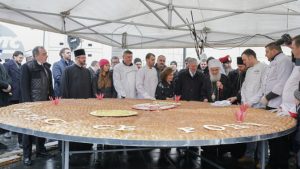 Patrijarh Irinej pozvao na mir, tradicionalno lomljena božićna česnica 2