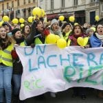 Žene u žutim prslucima u protestu protiv nasilja 3