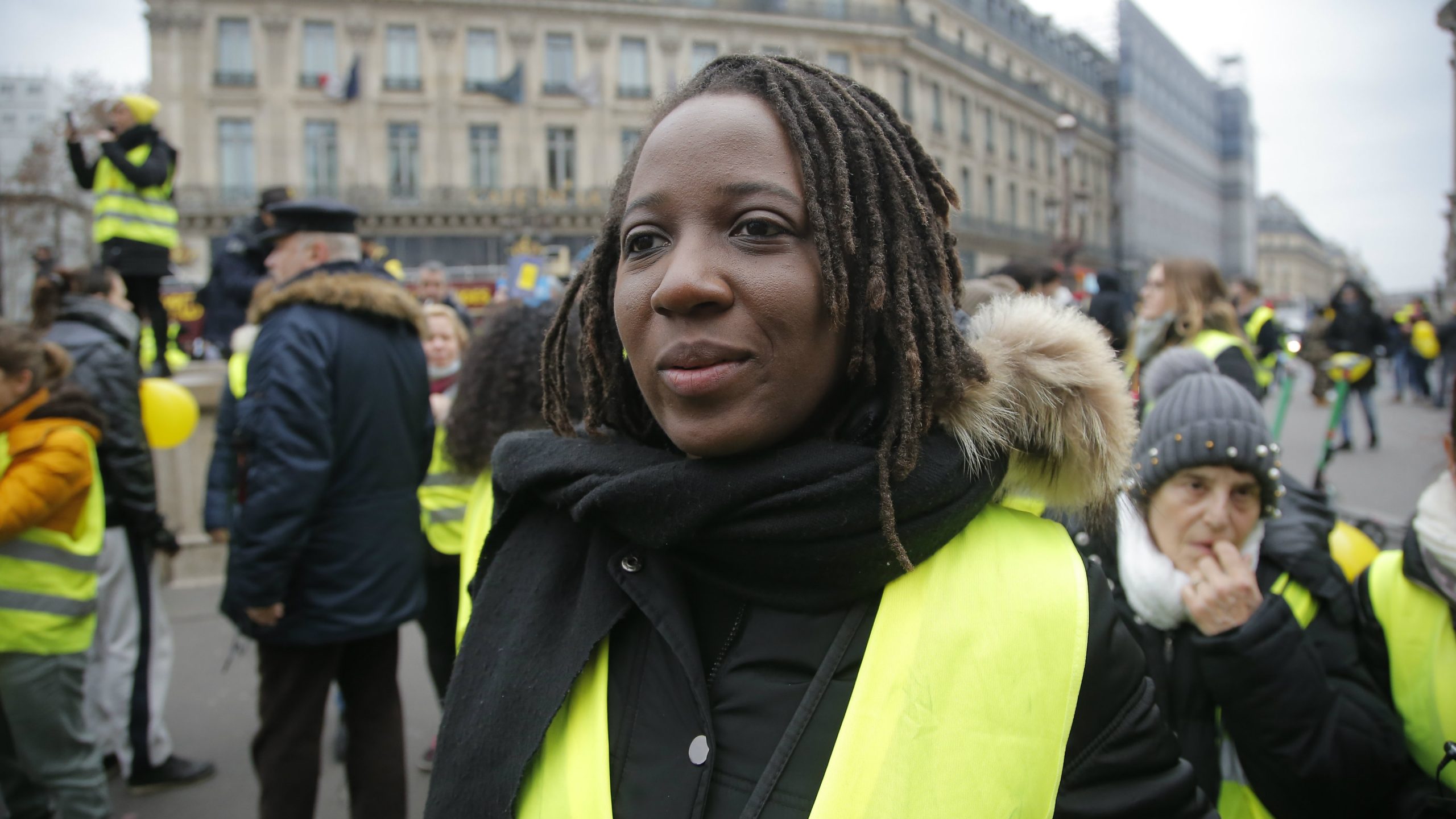 Žene u žutim prslucima u protestu protiv nasilja 1
