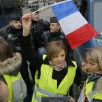 Žene u žutim prslucima u protestu protiv nasilja 2