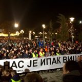 Protest i šetnja za Ivanovića: Sveće na Slaviji i ispred Hrama (VIDEO, FOTO) 9