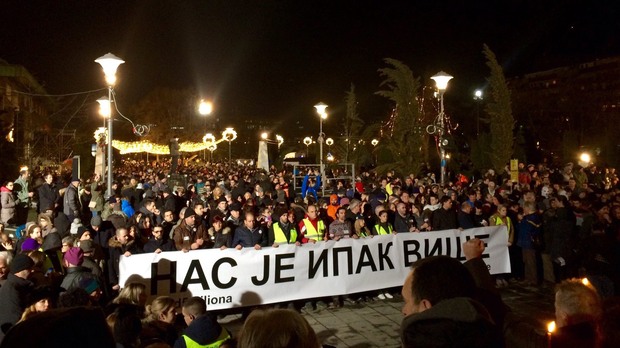 Protest i šetnja za Ivanovića: Sveće na Slaviji i ispred Hrama (VIDEO, FOTO) 1