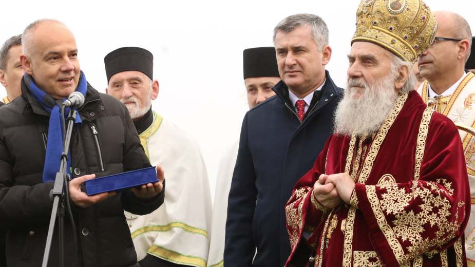 Patrijarh Irinej uručio gradonačelniku „Bogojavljenski krst” 1