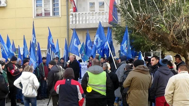 Protest policajaca ispred zgrade PU u Prokuplju 1
