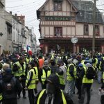 Prvi okršaji "Žutih prsluka" i policije kod Trijumfalne kapije (FOTO) 2 Prvi okršaji "Žutih prsluka" i policije kod Trijumfalne kapije (FOTO) 2