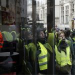 Prvi okršaji "Žutih prsluka" i policije kod Trijumfalne kapije (FOTO) 4 Prvi okršaji "Žutih prsluka" i policije kod Trijumfalne kapije (FOTO) 4