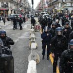 Prvi okršaji "Žutih prsluka" i policije kod Trijumfalne kapije (FOTO) 5 Prvi okršaji "Žutih prsluka" i policije kod Trijumfalne kapije (FOTO) 5