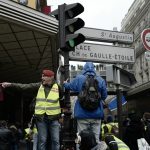 Prvi okršaji "Žutih prsluka" i policije kod Trijumfalne kapije (FOTO) 6 Prvi okršaji "Žutih prsluka" i policije kod Trijumfalne kapije (FOTO) 6