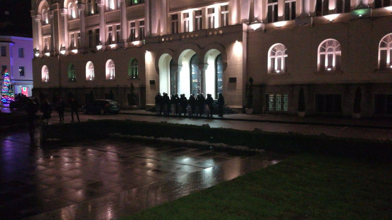 Policija rasterala građane okupljene ispred Hrama Hrista Spasitelja 1