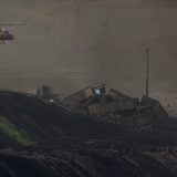 Vatrogasci pretražuju mulj posle rušenja brane rudnika u Brazilu 7
