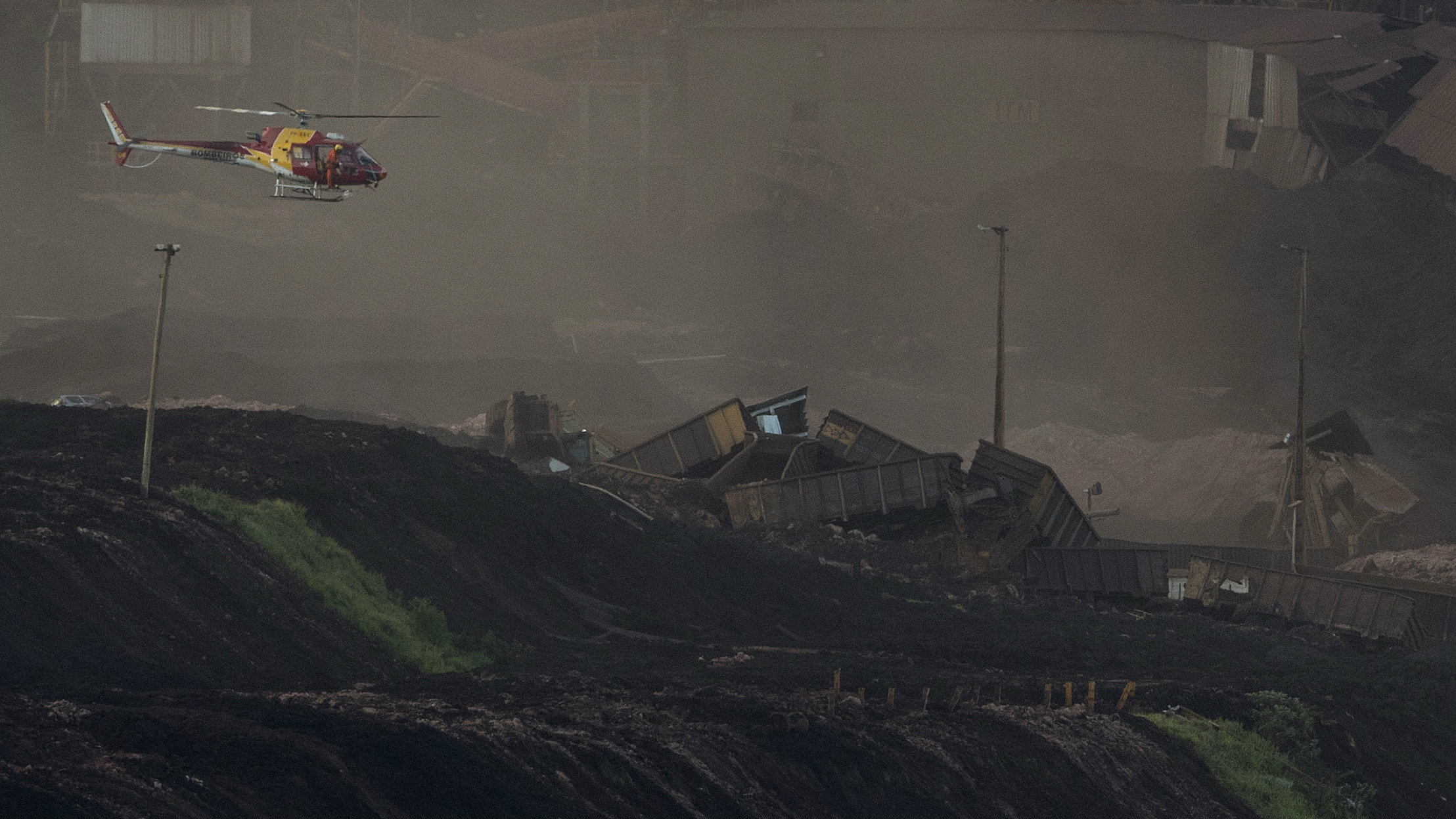 Vatrogasci pretražuju mulj posle rušenja brane rudnika u Brazilu 1