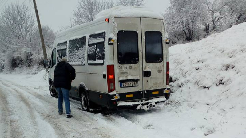 Meštani Trnavca: Minibus koji prevozi đake tehnički neispravan 1