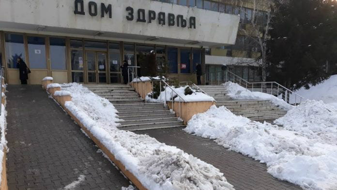 Nakon kritike lokalnih medija očišćen sneg oko zaječarskog Doma zdravlja 1