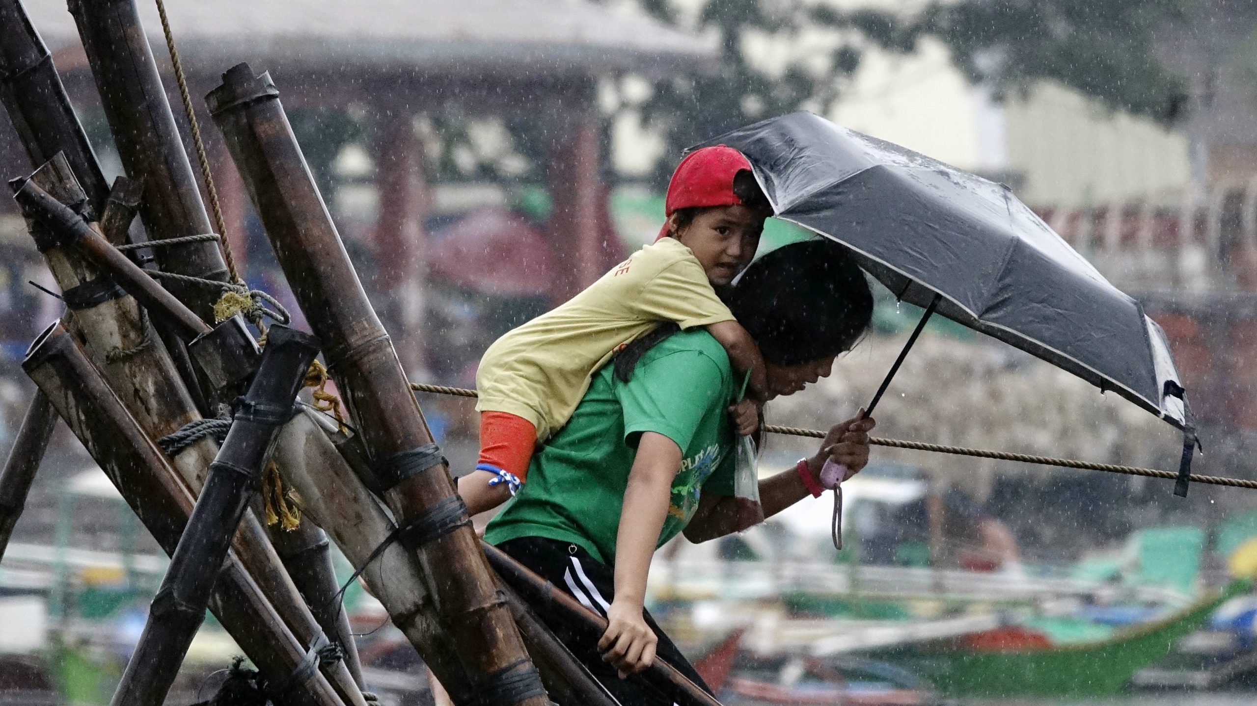 Najmanje 126 mrtvih u oluju na Filipinima 1