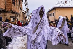 Vevčanski karneval u Makedoniji: Maskama teraju zlo (FOTO) 9