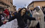 h_54893094(1) Vevčanski karneval u Makedoniji: Maskama teraju zlo (FOTO) 5