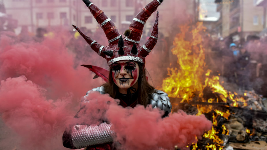 Vevčanski karneval u Makedoniji: Maskama teraju zlo (FOTO) 1