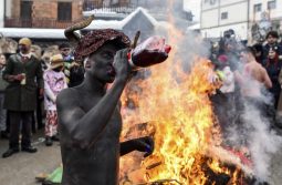 Carnival celebration marking the Orthodox St. Vasilij Day in Vevcani Vevčanski karneval u Makedoniji: Maskama teraju zlo (FOTO) 15