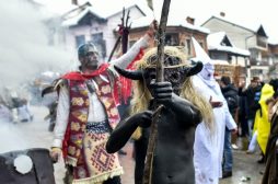 Vevčanski karneval u Makedoniji: Maskama teraju zlo (FOTO) 10