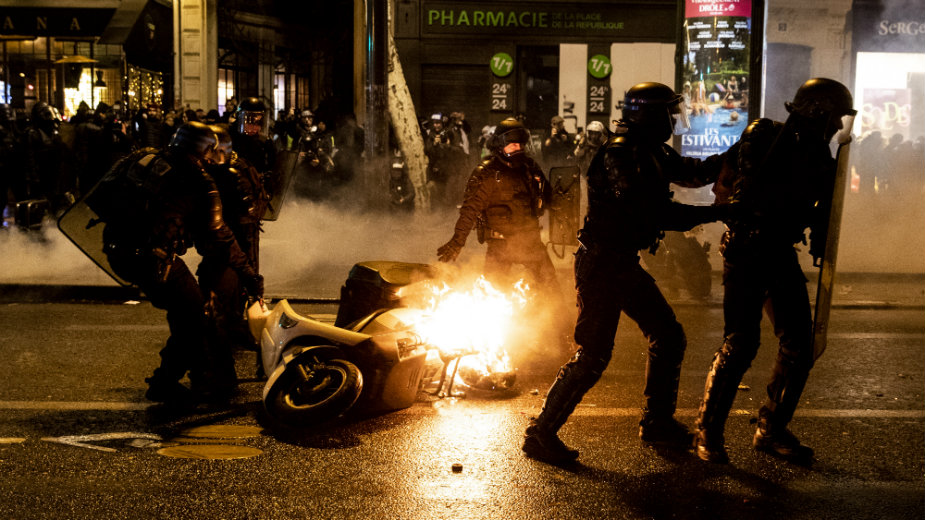 Incidenti na protestima Žutih prsluka u Francuskoj, pojavile se i Crvene marame 1