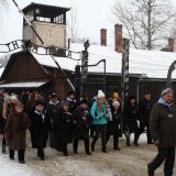 Preživeli logoraši na Dan sećanja na žrtve holokausta položili vence uz Zid smrti u Aušvicu 9