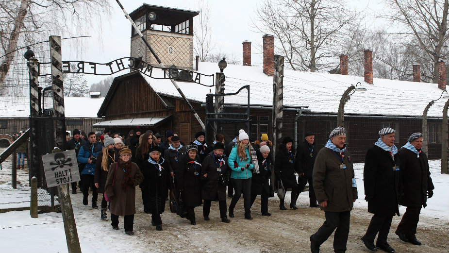 Preživeli logoraši na Dan sećanja na žrtve holokausta položili vence uz Zid smrti u Aušvicu 1