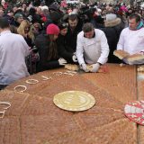 Patrijarh Irinej pozvao na mir, tradicionalno lomljena božićna česnica 3