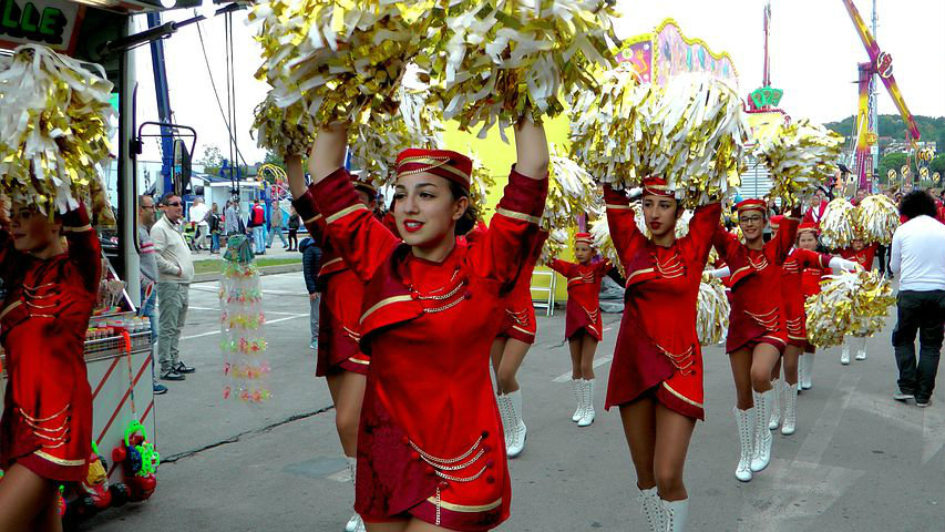 Defile mažoretkinja ulicama Novog Sada 11. januara 1