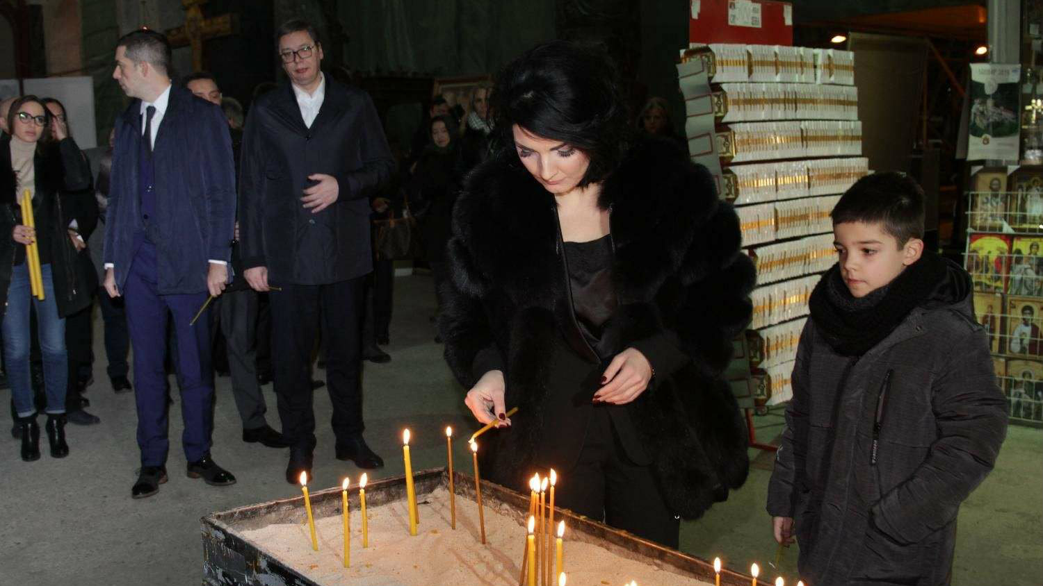 Na pomenu Ivanoviću porodica, Vučić, Brnabić i građani 1