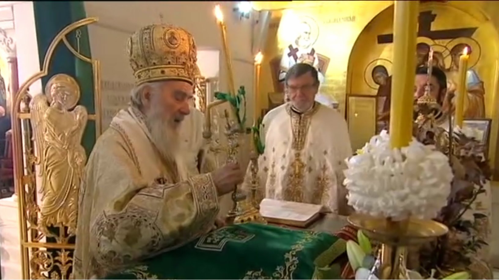 Patrijarh Irinej pozvao na mir, tradicionalno lomljena božićna česnica 3