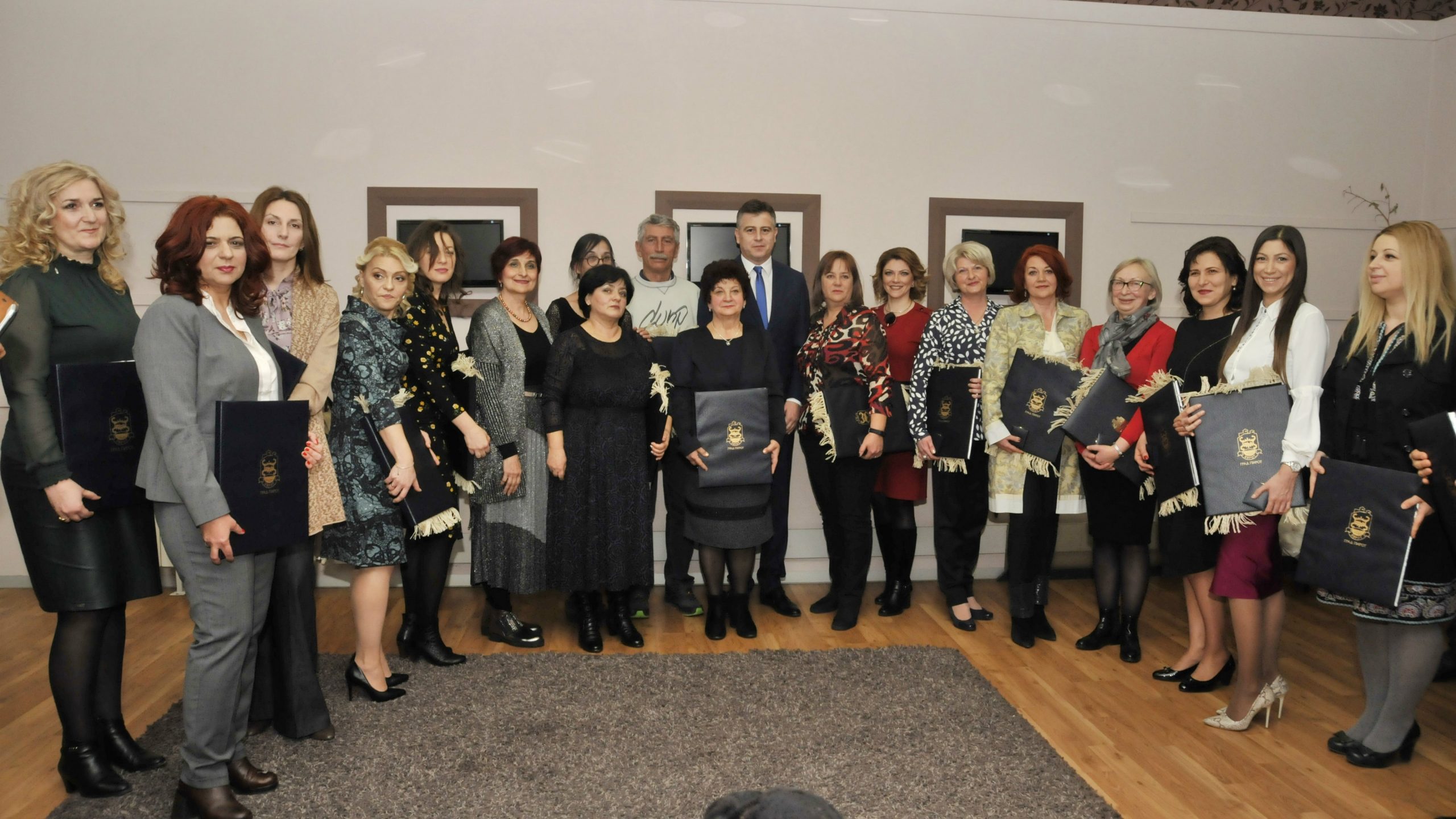 Pirot: Prosvetnim radnicima uručena priznanja "Sveti Sava" 1