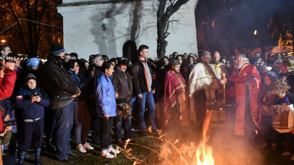 Paljenje badnjaka i lomljenje česnice u Pirotu 1