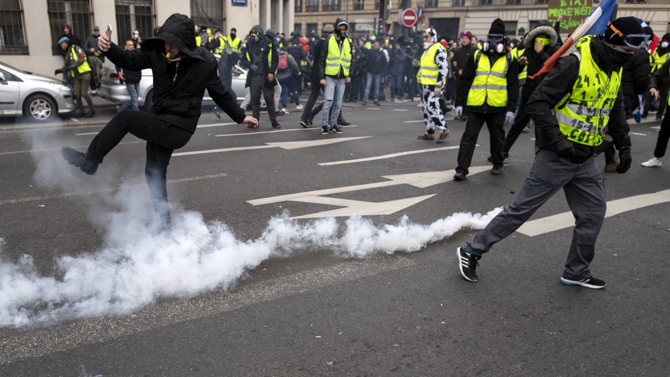 Neredi na protestu Žutih prsluka u Parizu 1