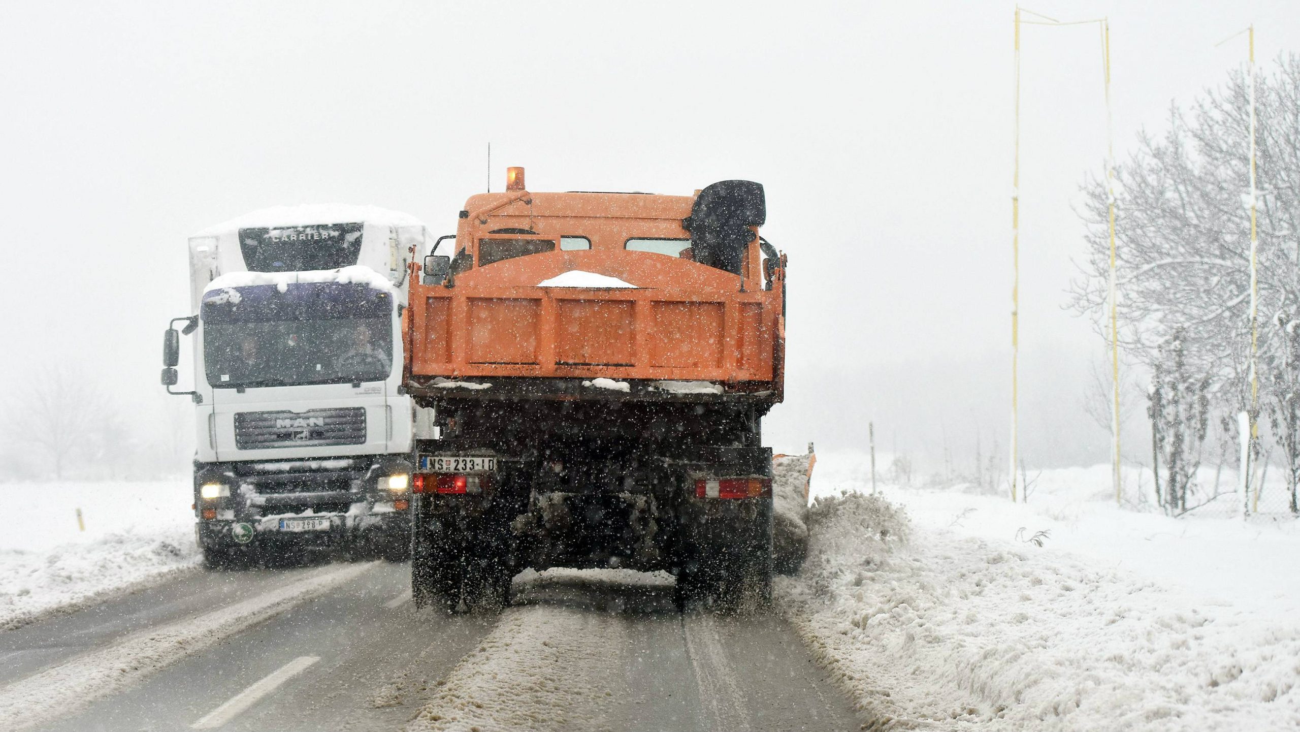 Sneg, magla i poledica na putevima, vozačima se savetuje oprez 1