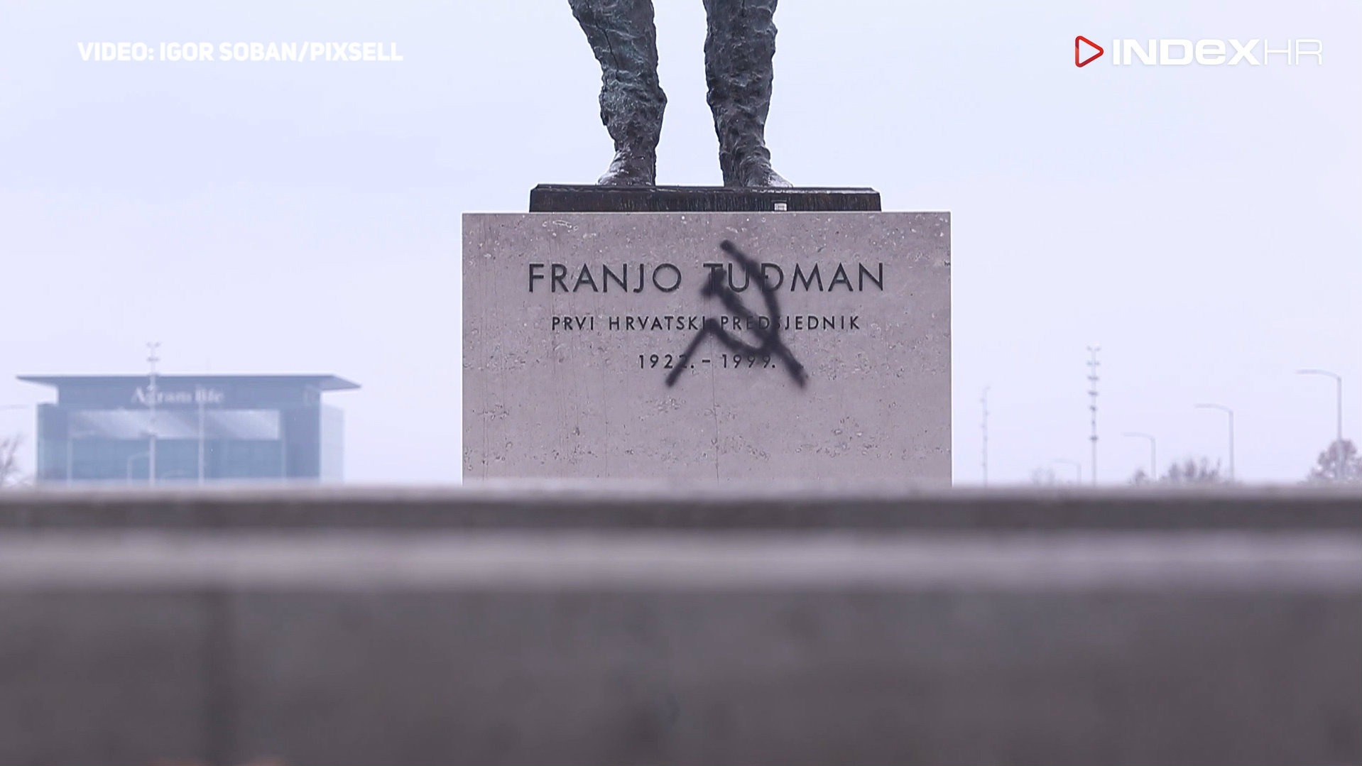 Na novom spomeniku Tuđmanu osvanuli srp i čekić 1