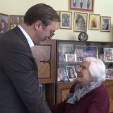 Vučić sa najstarijom Beograđankom o povećanju penzija 8