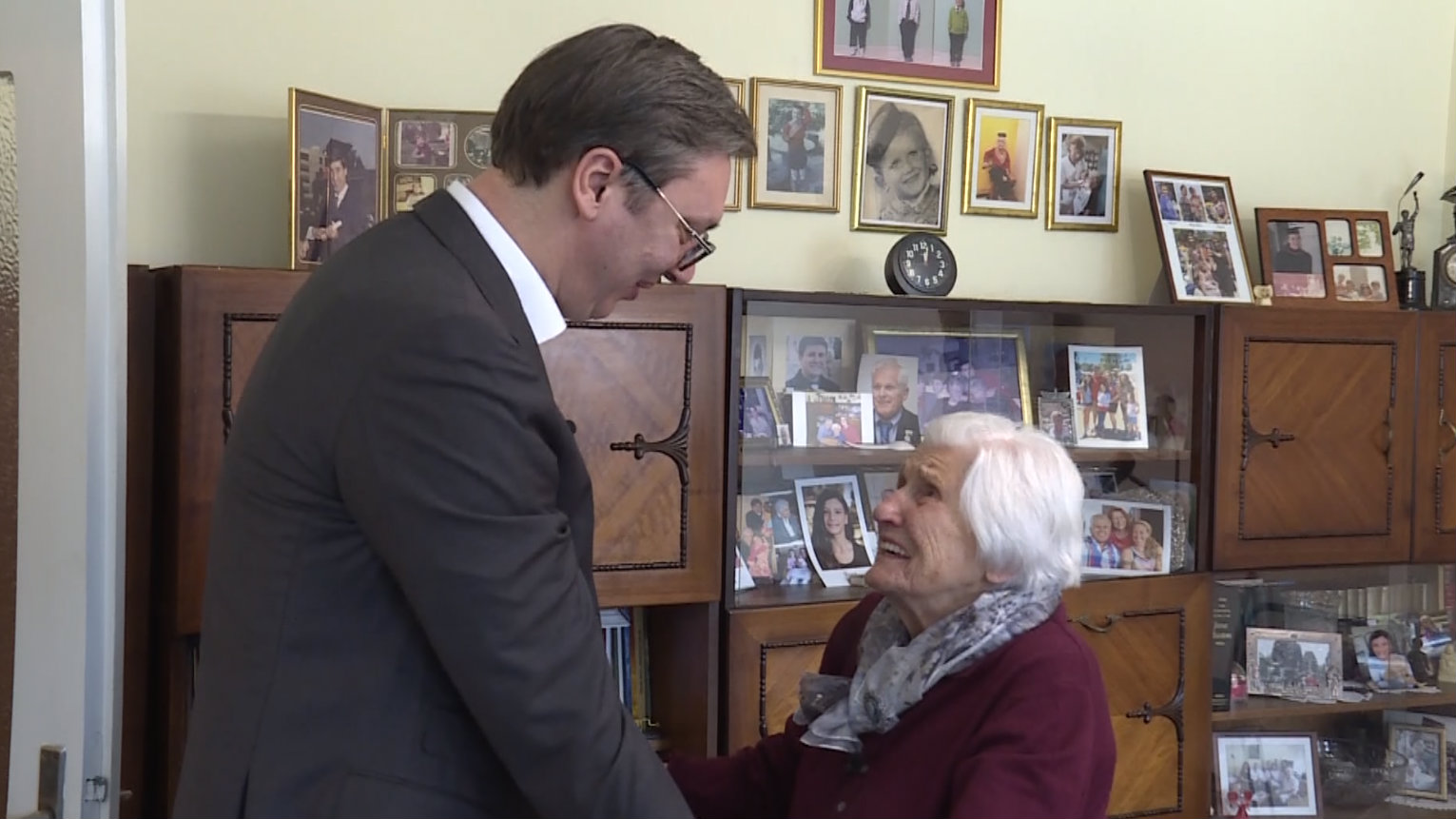 Vučić sa najstarijom Beograđankom o povećanju penzija 1