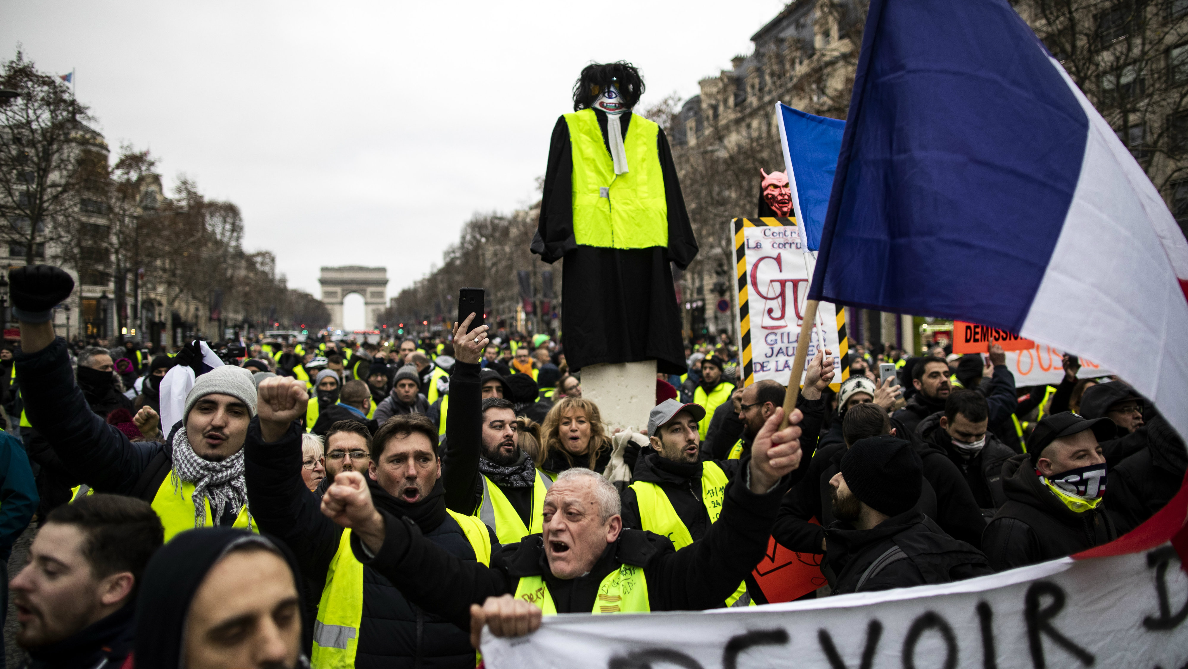 Neredi na protestu Žutih prsluka u Parizu 2